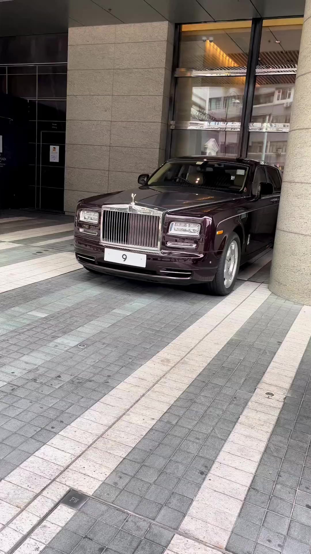 铜锣湾偶遇英皇大佬杨受成的9号车牌