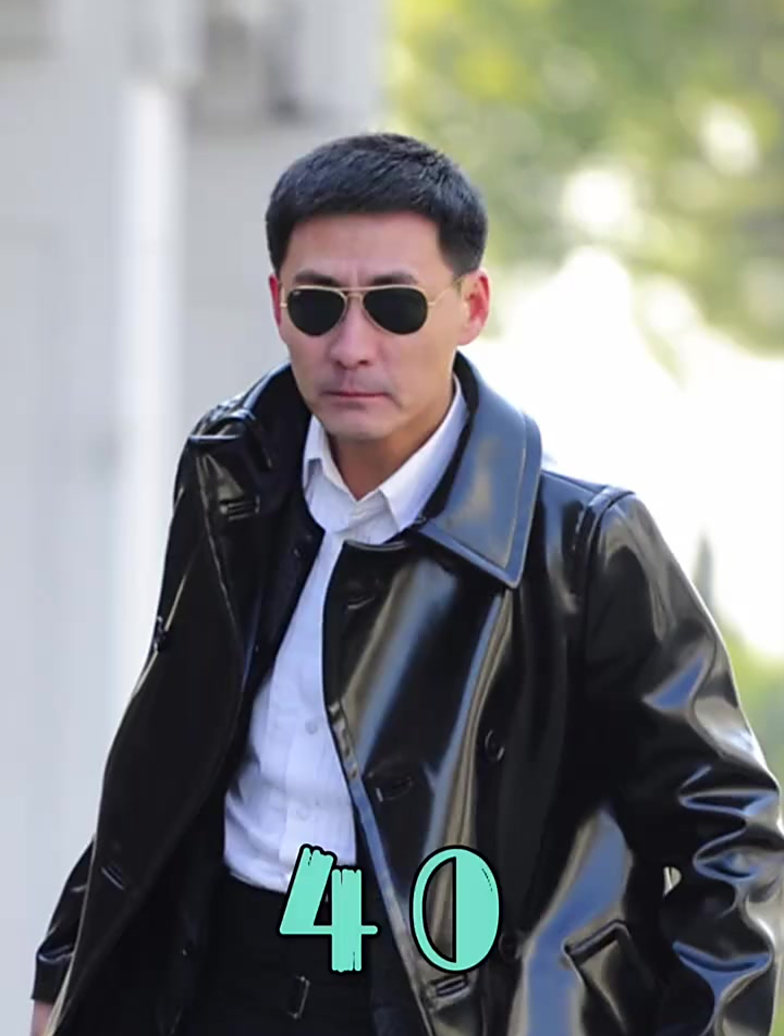 燕双鹰为了躲避自己人追捕 差点被汽车撞死