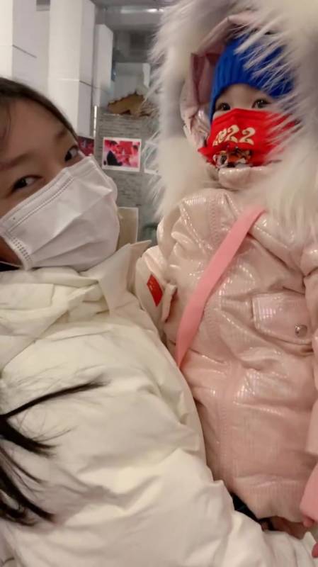 宋小睿抱着怀里的妹妹,眼神中充满了母爱,我就喜欢这样的女孩-度小视