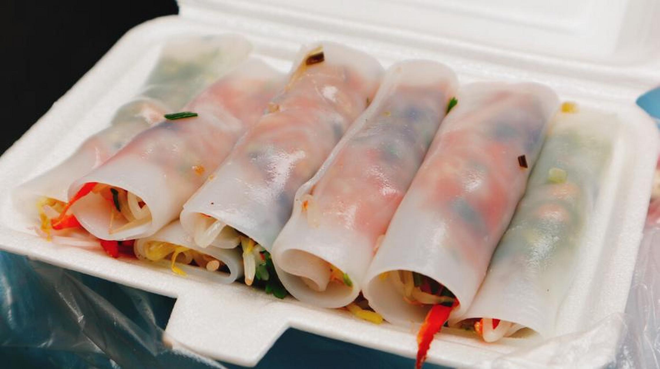 安顺裹卷是安顺特色小吃,以米面为皮包裹各种食材,有多种底料选择