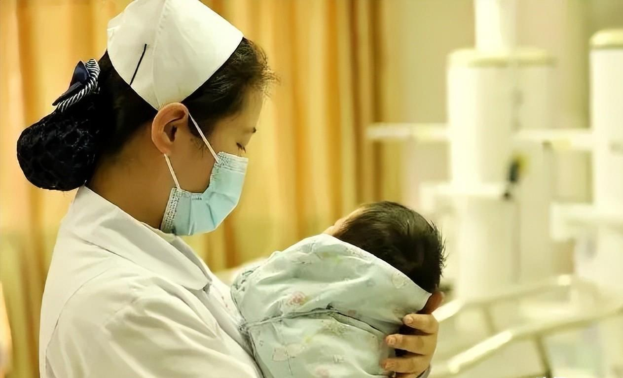 1987年,湖北老兵扛煤气罐,供弃婴读博士,24年后生母携50万认亲