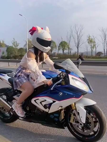 现在的女骑士真大胆,穿着短裙骑车,不怕半路遇到劫道的?-度小视
