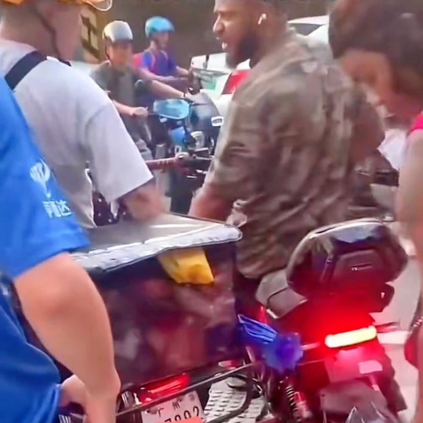 国内惊现"0元购"!广州黑妹被外卖小哥蹭到腿,竟开启"0元购"