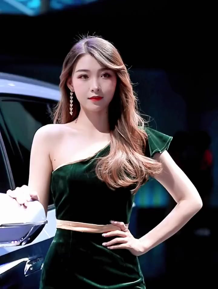 车展上邂逅一位丰满型车模美女,这傲人的身材,看18遍都不过瘾