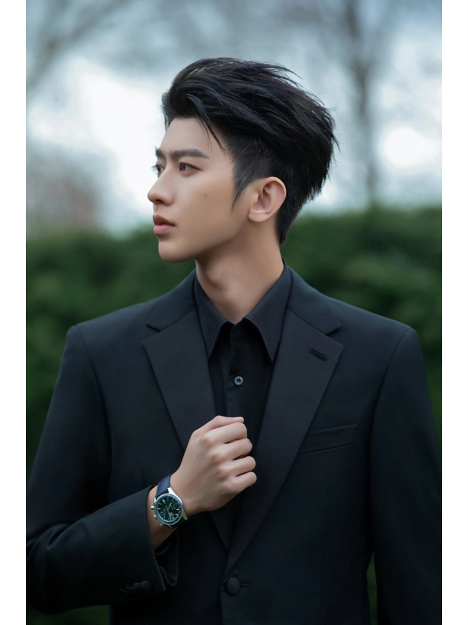 蔡徐坤总能以他独特的风格展现出强大的气场.