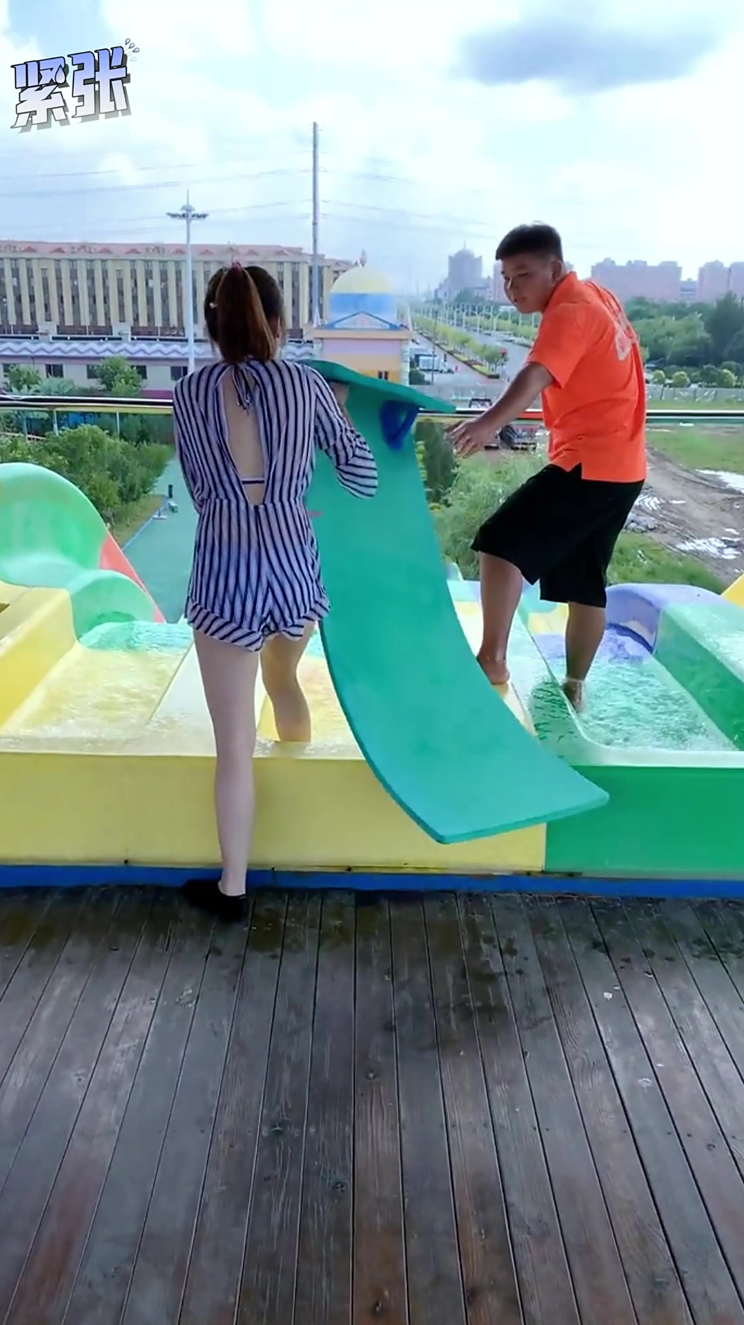 水上乐园泳装美女有点微胖的身材绝对是个极品