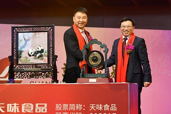 邓文夫妇:靠卖火锅底料发家,创办天味食品,如今身价上百亿