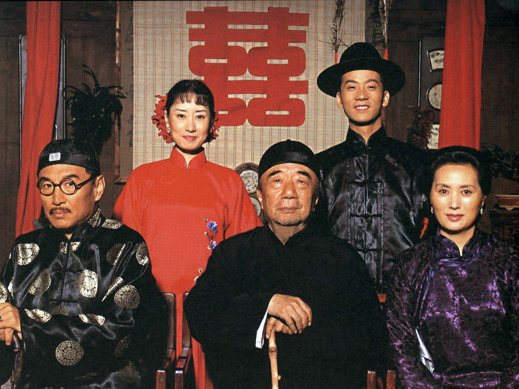 这是一部被严重低估的电视剧,改编自著名作家余华的代表作《活着》