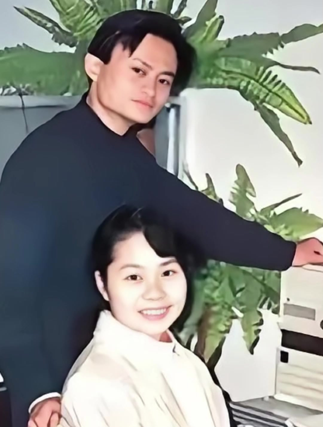 1996年,马云和妻子张瑛创业初期合照.马云帅呆了-度小视