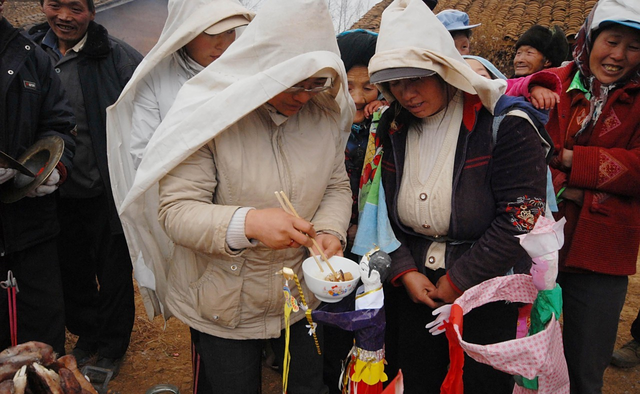 农村下葬后不包坟头,三天后才圆坟,要行开门,上梁,踩房子之礼