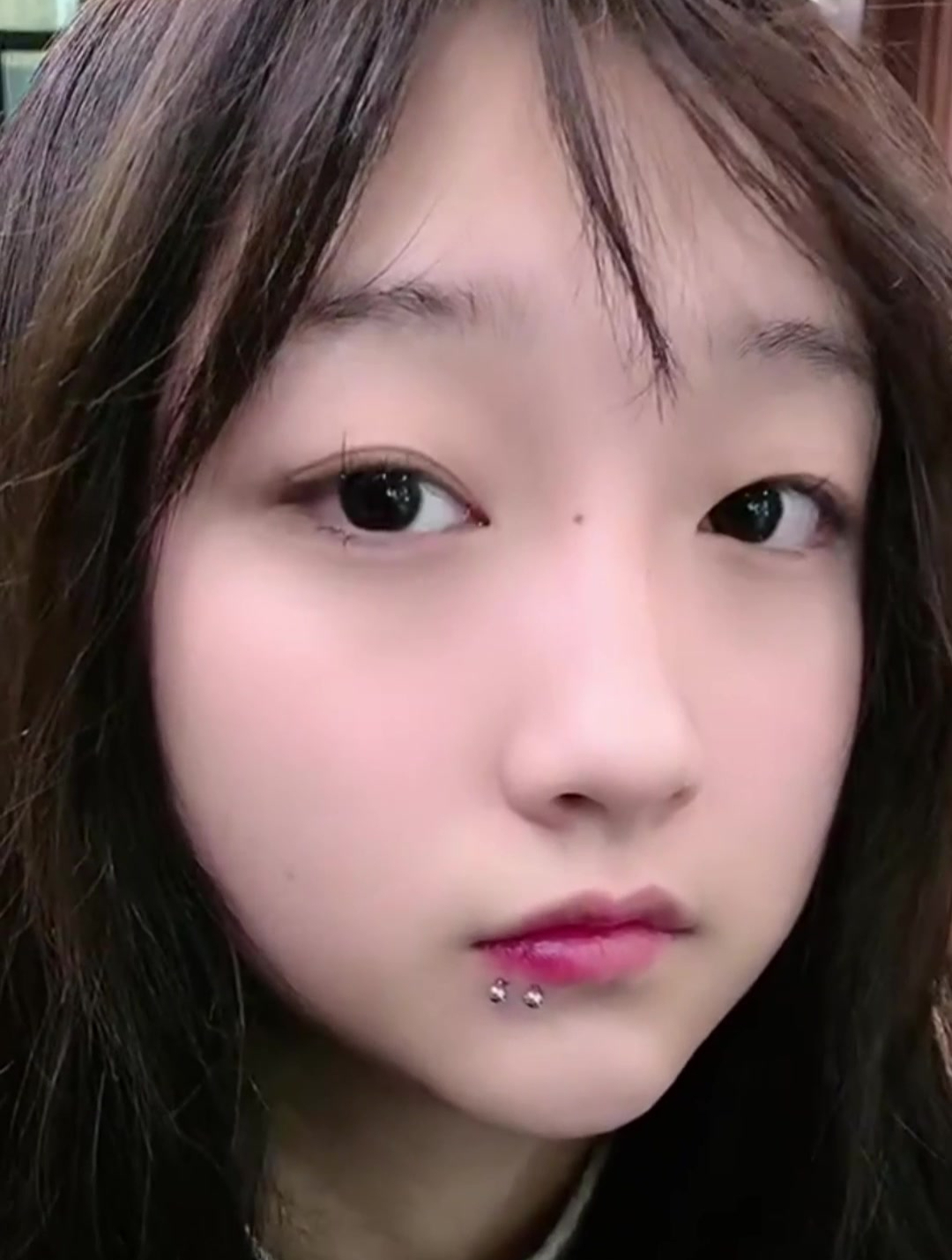 漂亮女孩打着嘴唇钉,看着挺别扭的,你们喜欢这样的吗?