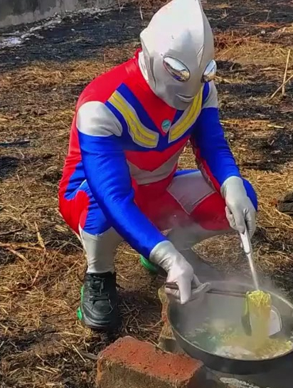 野生奥特曼在雪地捡到了锅和鸡蛋,就地取材煮了一锅青菜鸡蛋面吃