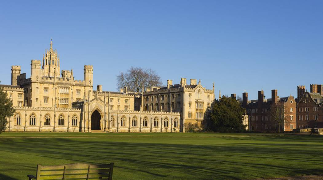 中世纪欧洲大学学院的创建背景是什么?