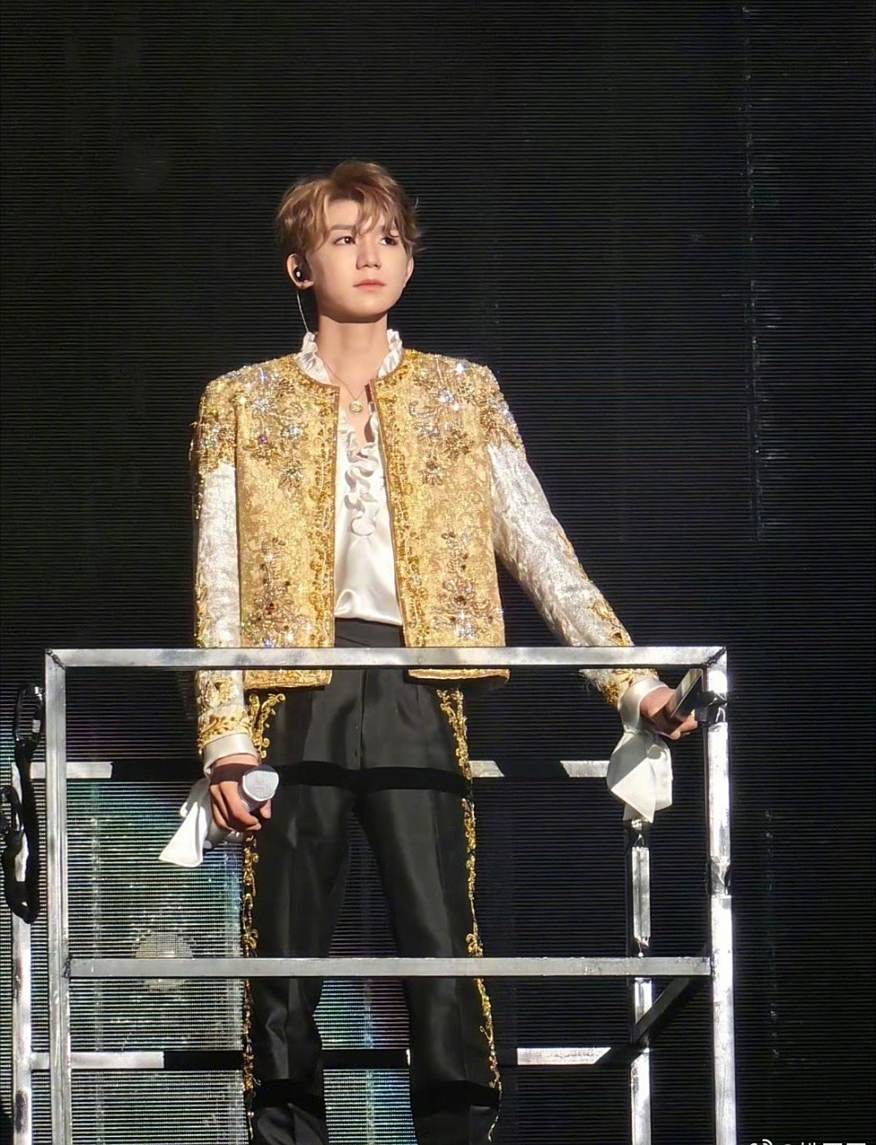 这些才是王源十周年演唱会生图～ #tfboys王俊凯王源易烊千玺