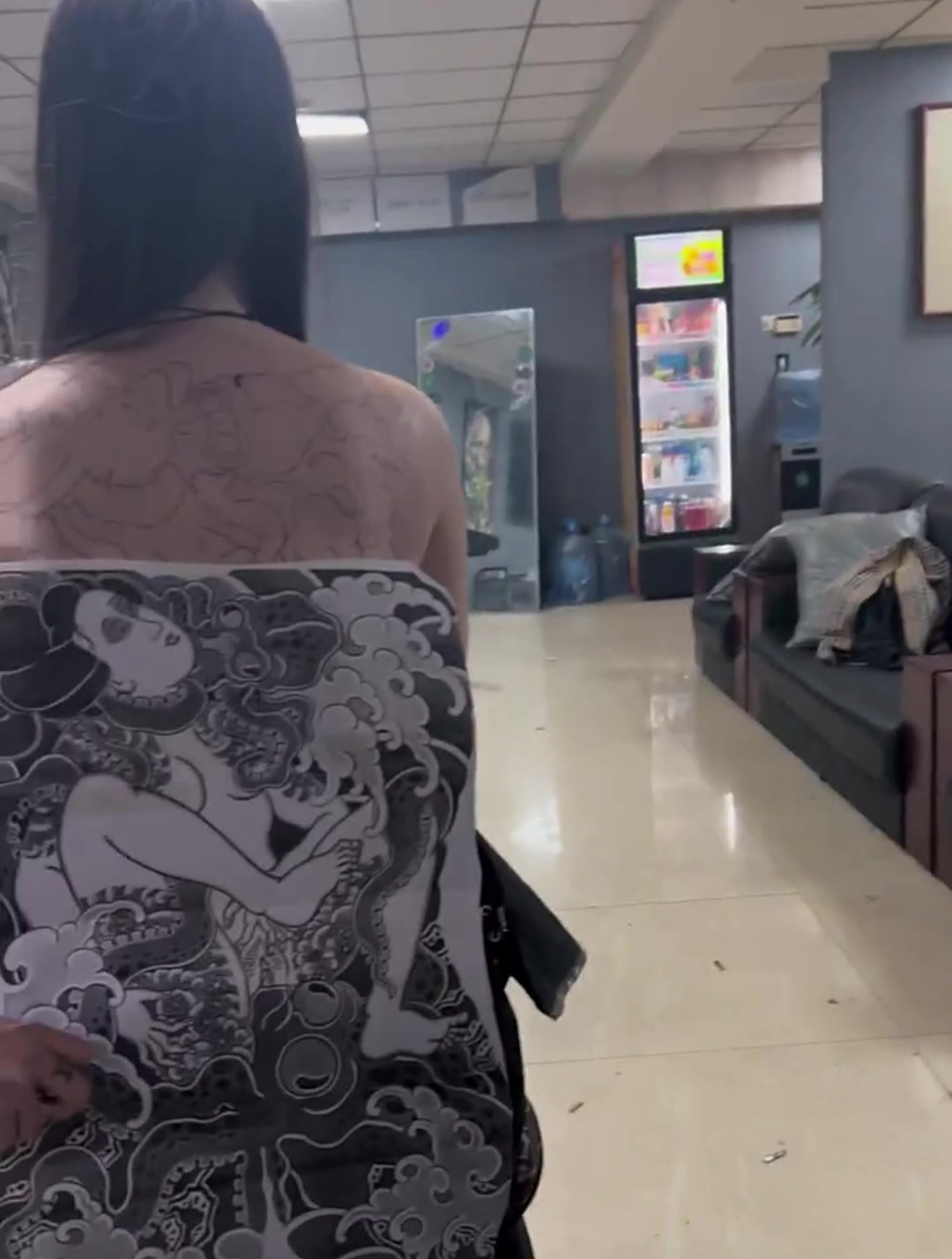 小姐姐为了变美真的拼了,在后背上纹满纹身,看着都疼系列!