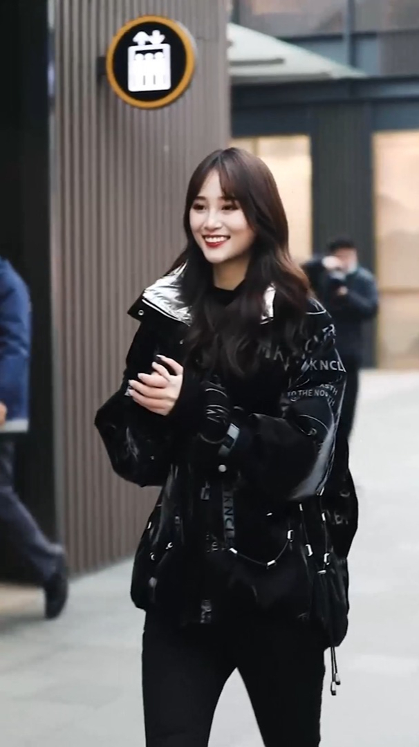 程楠街拍:身材好走到哪都是回头率?