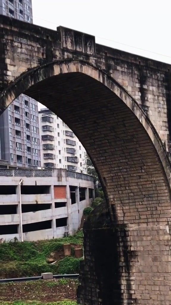 重庆市涪陵龙门桥重庆现存最大古桥建于清朝现在是移建