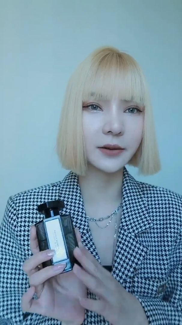 阿蒂仙的狂恋苦艾它的味道很特别女孩蜕变不怎么会撞香的一款