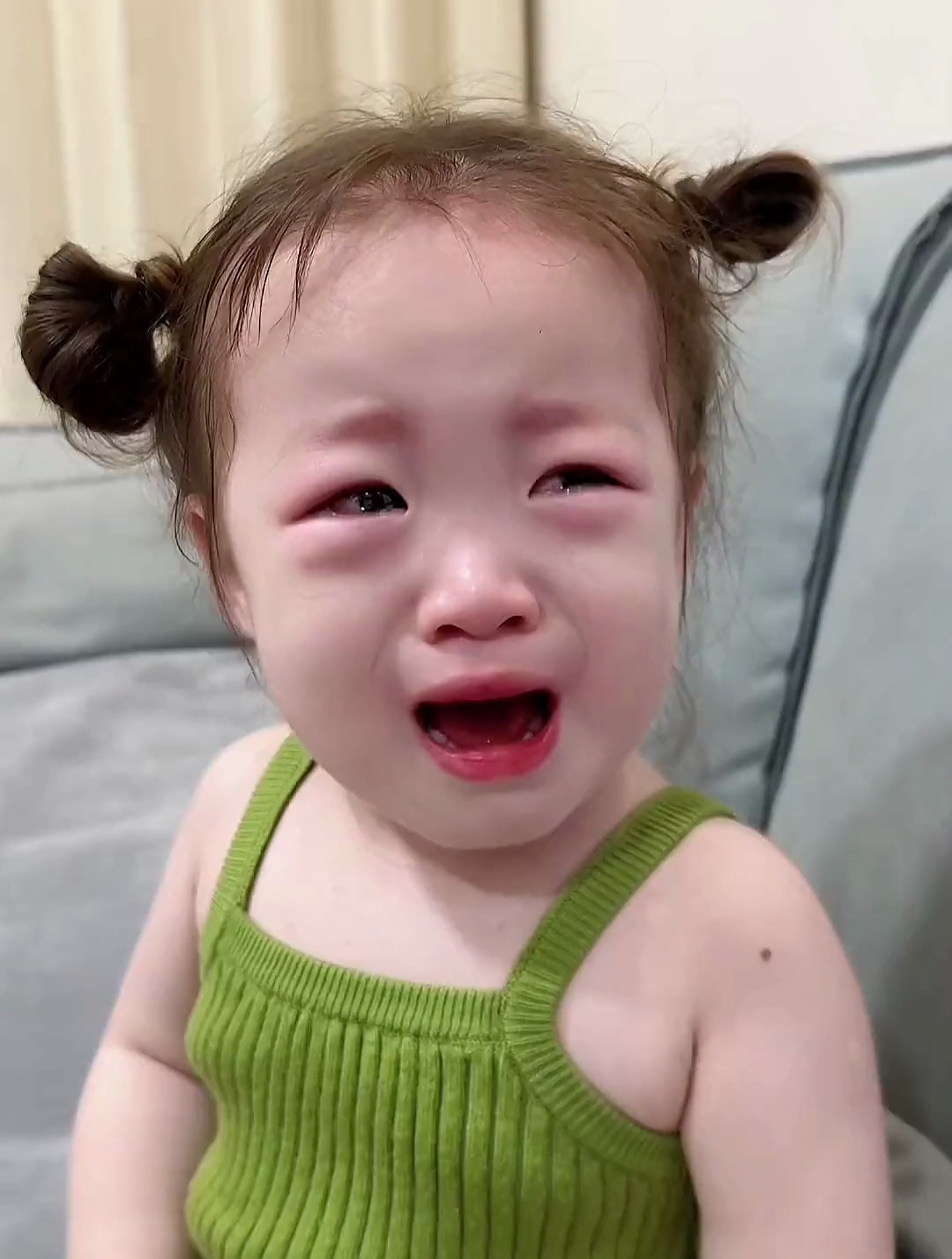 掉小珍珠啦～看把这娃委屈成这样