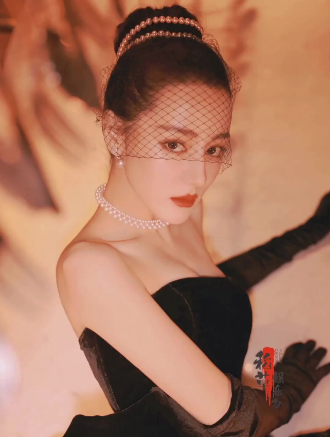 迪丽热巴走红毯,摇曳生姿优雅的世纪美人,宛若赫本再现!-度小视