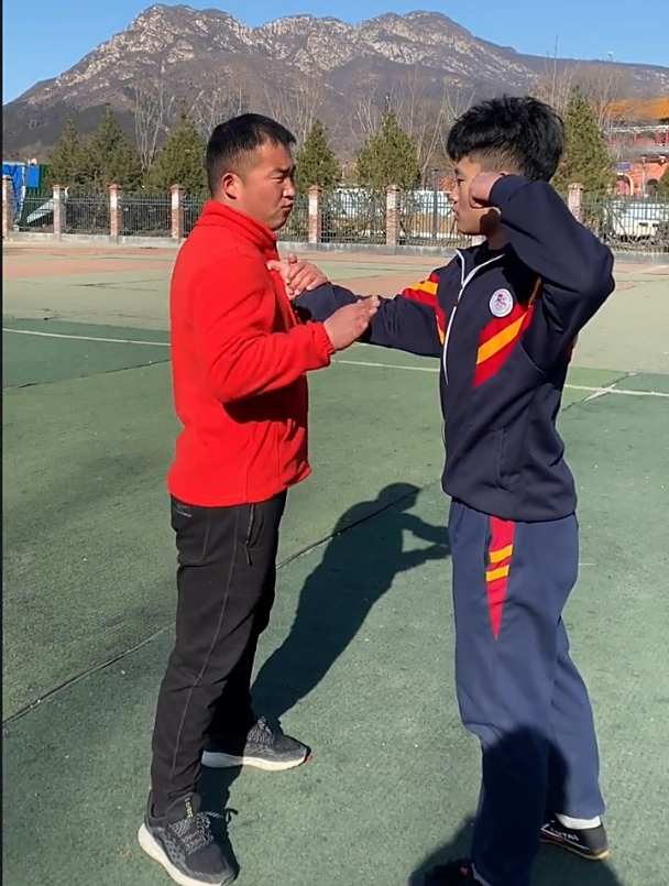 有人抓自己衣领,简单一招伤害巨大-度小视