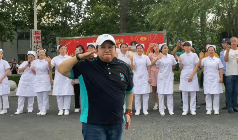 韩红带团队援助黑龙江!警民一路欢送敬礼,获救患者痛哭感谢