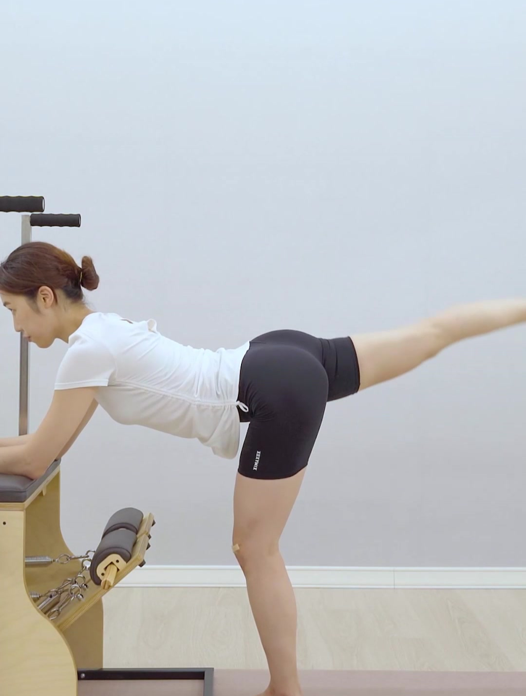 穿瑜伽裤练普拉提 普拉提可以练出蜜桃臀 普拉提拉伸肌肉线条