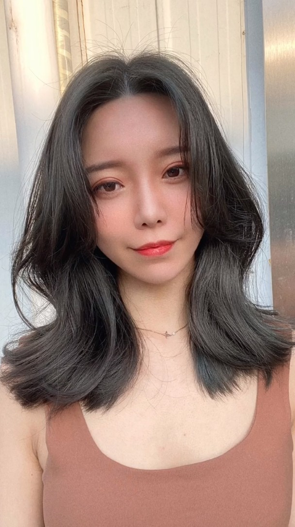 美发青灰色网红发型电棒造型技巧 温柔仙气卷发