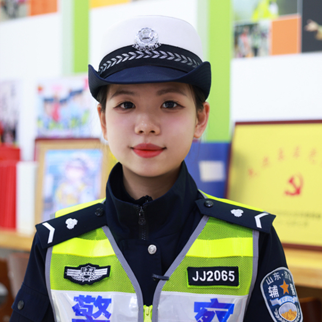 济南交警感动全国的32个敬礼 是否能为聊城女交警的失态提供启示