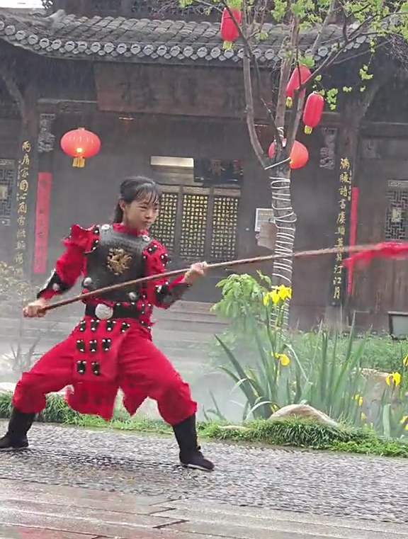 小姑娘一套红缨枪,动作英姿飒爽,干脆利索,少年强则国强