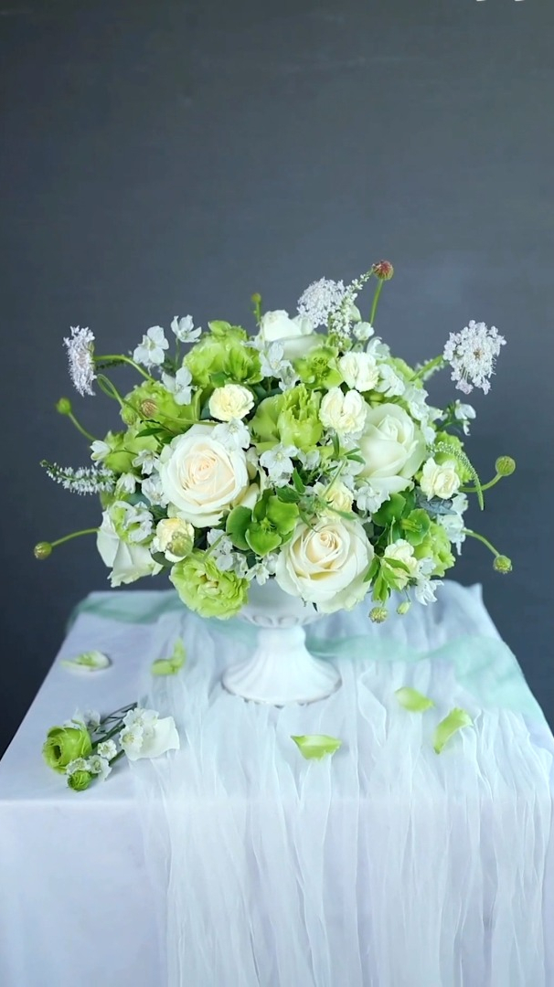 超详细的圆形餐桌花插花步骤分解教程