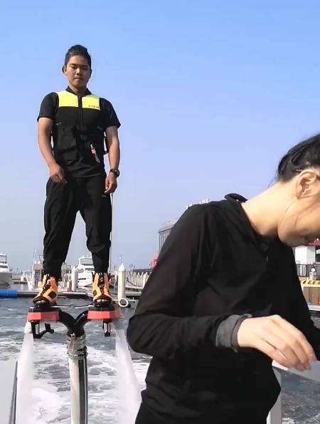 只有不敢想没有不敢做,美女挑战水上飞人,教练满满的幸福感!-度小视