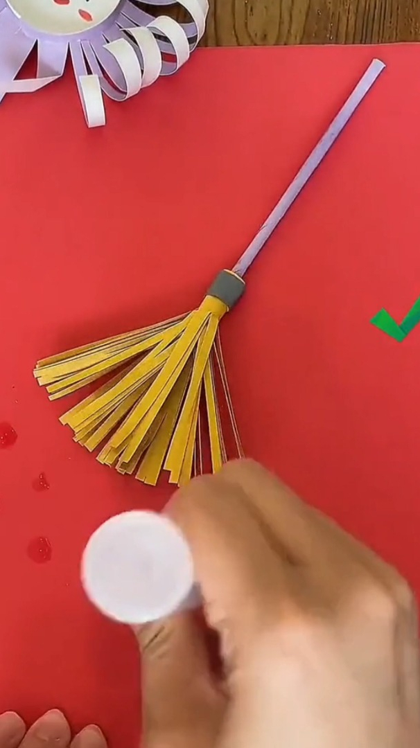 手工diy;一起来折小扫帚