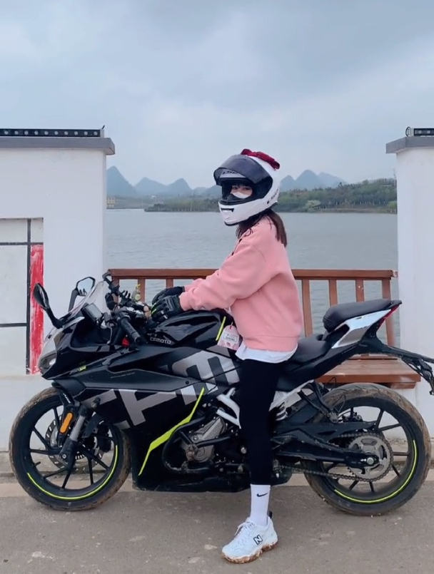 机车 春风250sr 甩镜片 怕真的是个野生女骑,镜片都不会甩