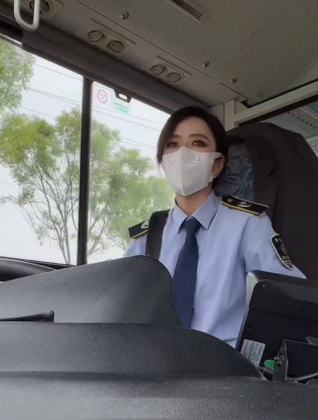 西安900路公交女司机,因高颜值走红-度小视