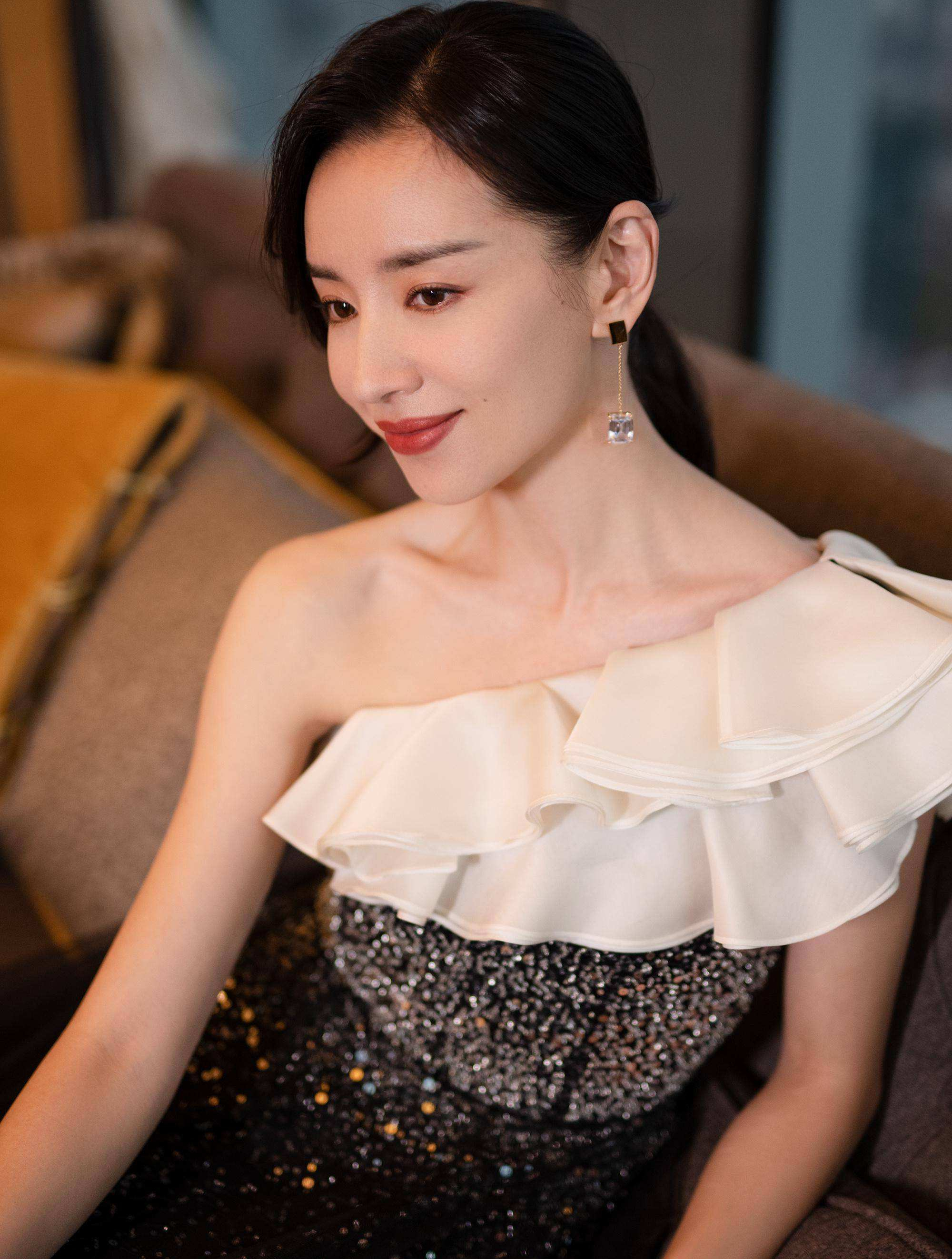 怒揭董洁三宗罪,与梁朝伟纠缠不清,董洁清纯女神只是假象-度小视