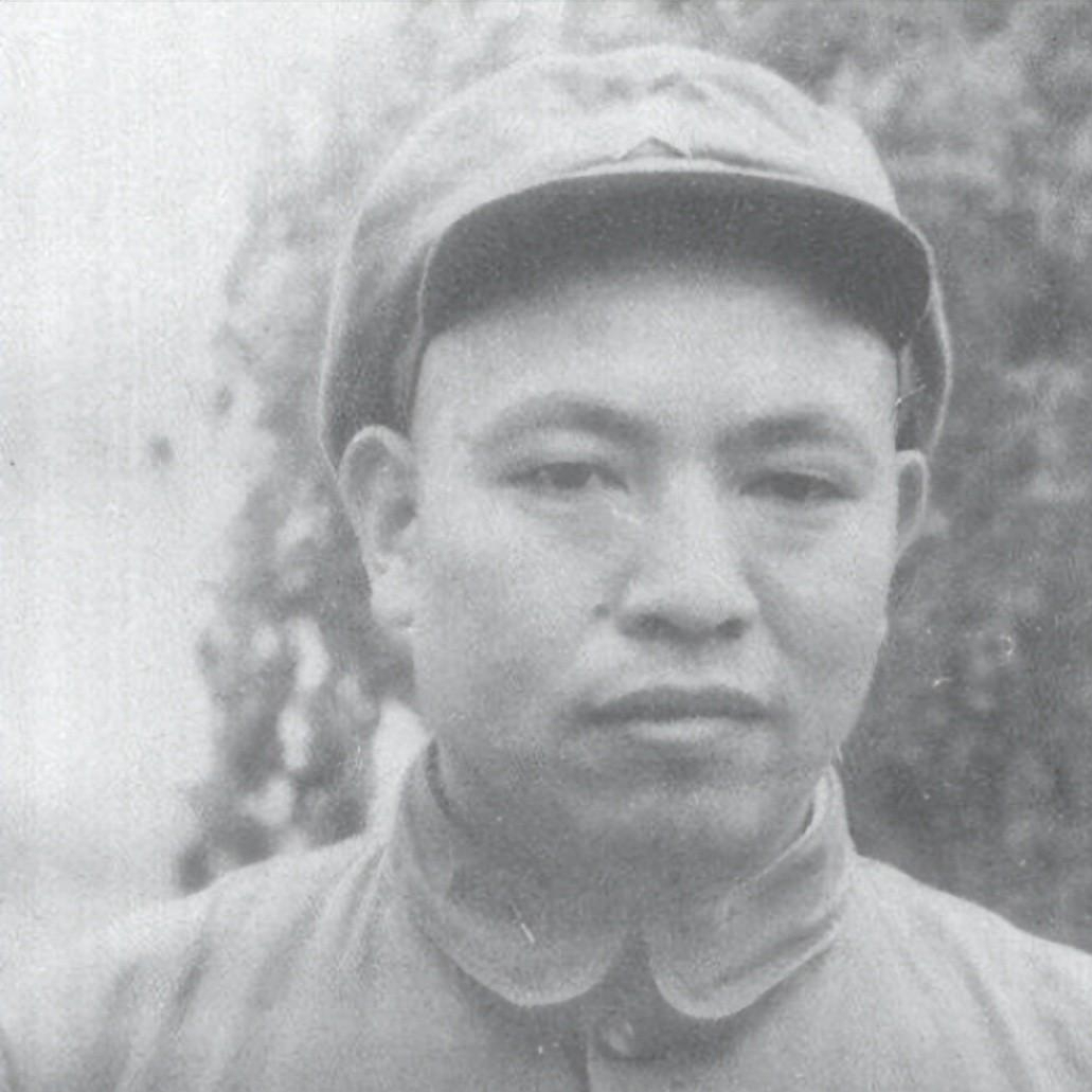 他是开国中将的儿子在2002年被授中将军衔仅过了一年就遭降职