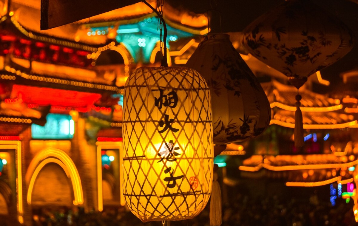 突然刷屏全网,周末旅游地——烟火巷子凭什么火出圈?