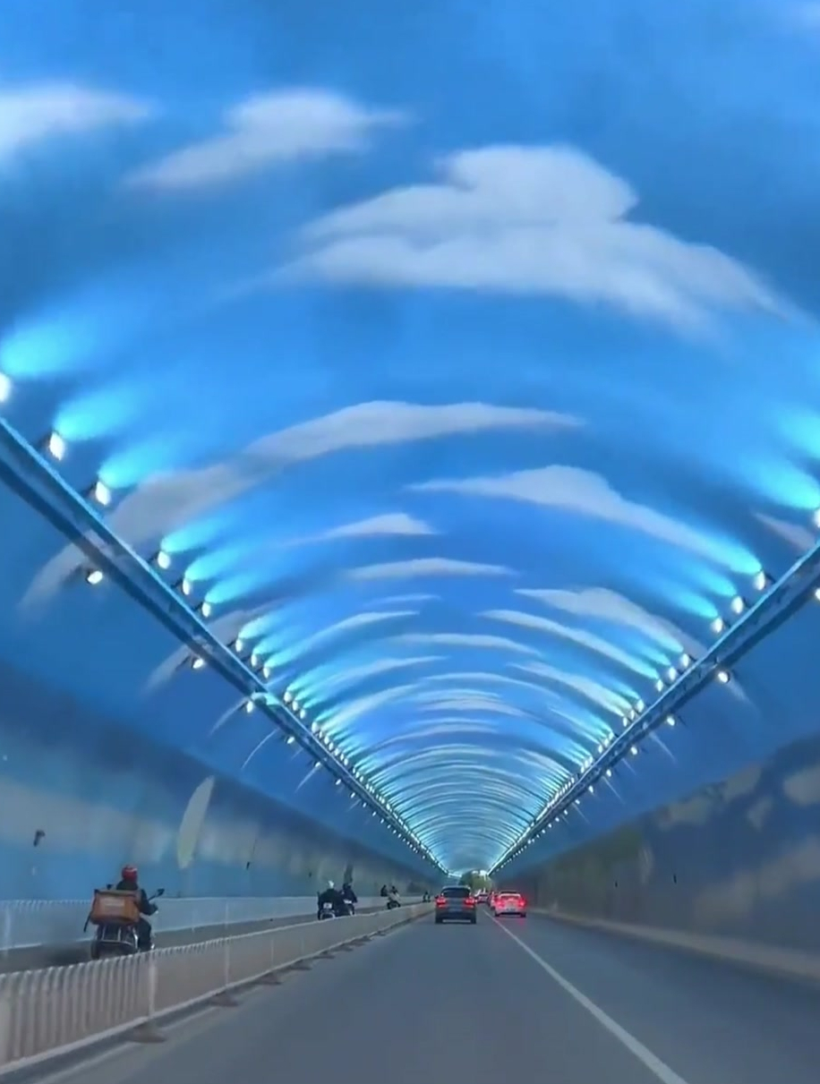 云南的隧道内也有满满的蓝天白云,网友:这就是彩云之南的浪漫