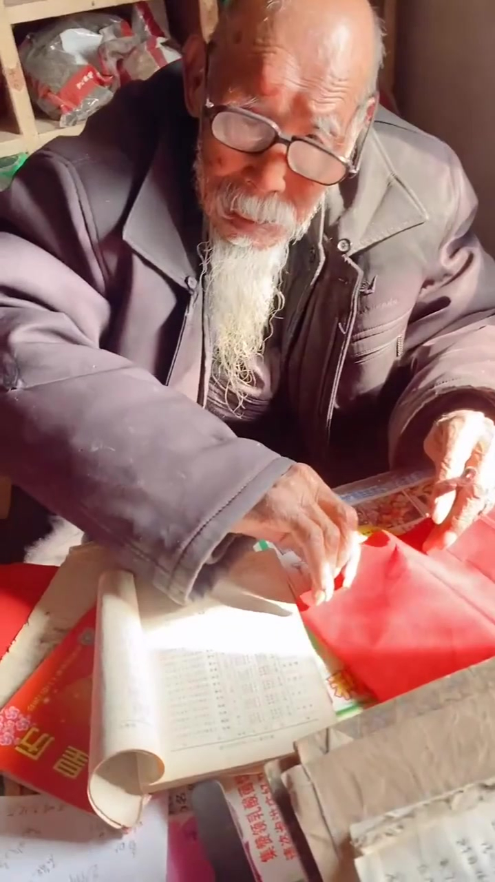 百岁的老中医,空闲时间研究药方,做到对每一位病人负责!