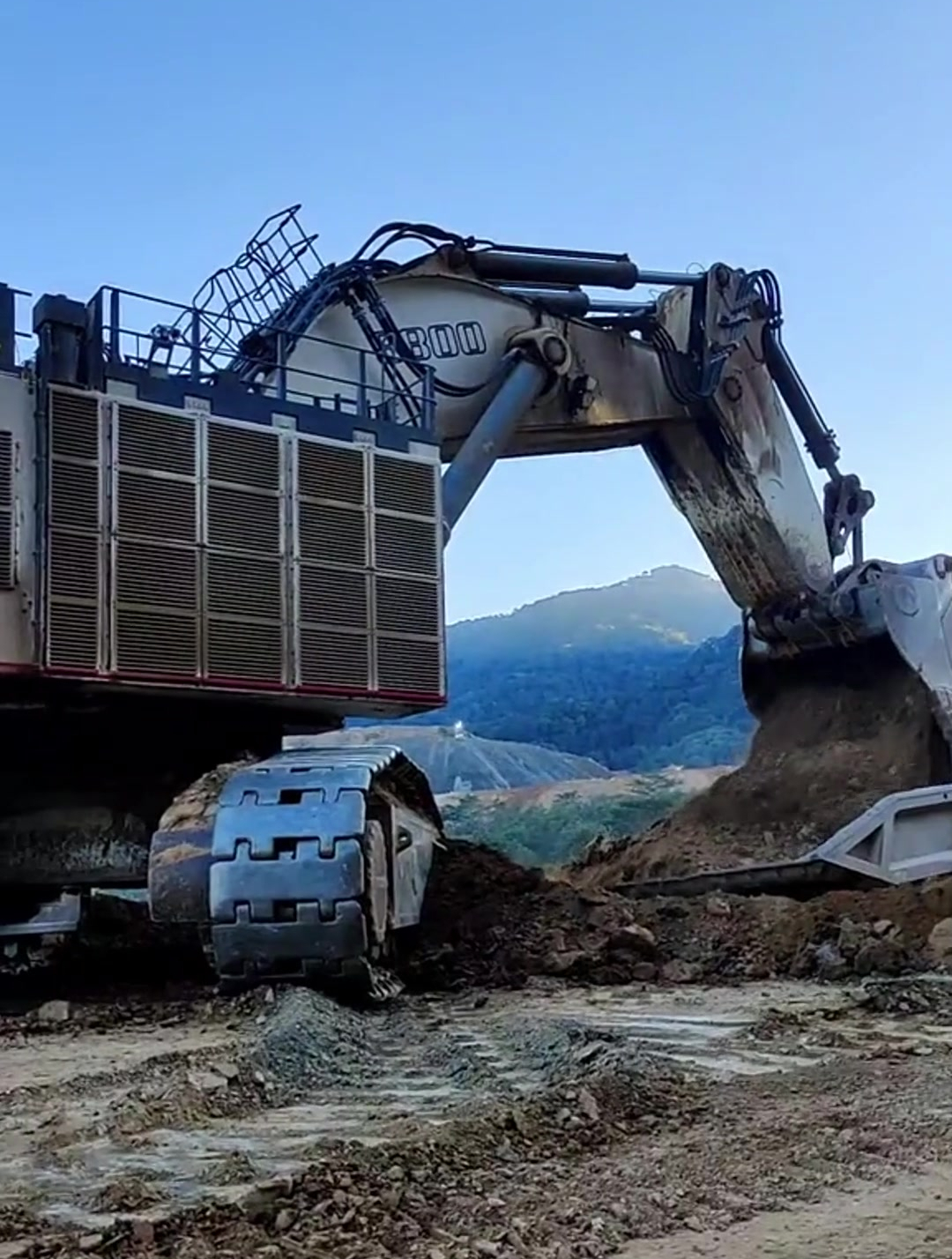 挖掘机界的劳斯莱斯,利勃海尔9800,这是目前我见过最大挖掘机了