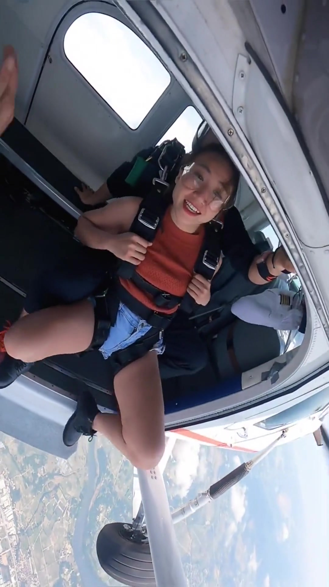 美女挑战高空跳伞,看得人心跳加速,非专业人士请勿模仿!