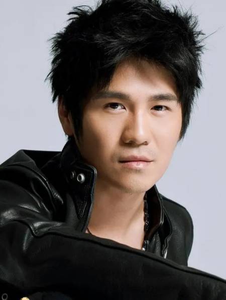 曹格离婚后接女儿放学,面露微笑难掩疲态,grace身材高挑颜值高-度小视