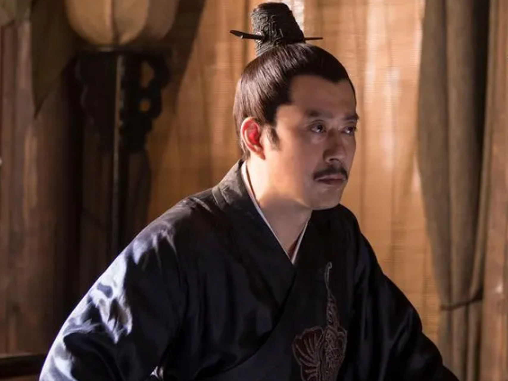 在元朝时期,一位年逾七旬的老人姚燧,在沐浴时意外发现身旁的侍女竟然