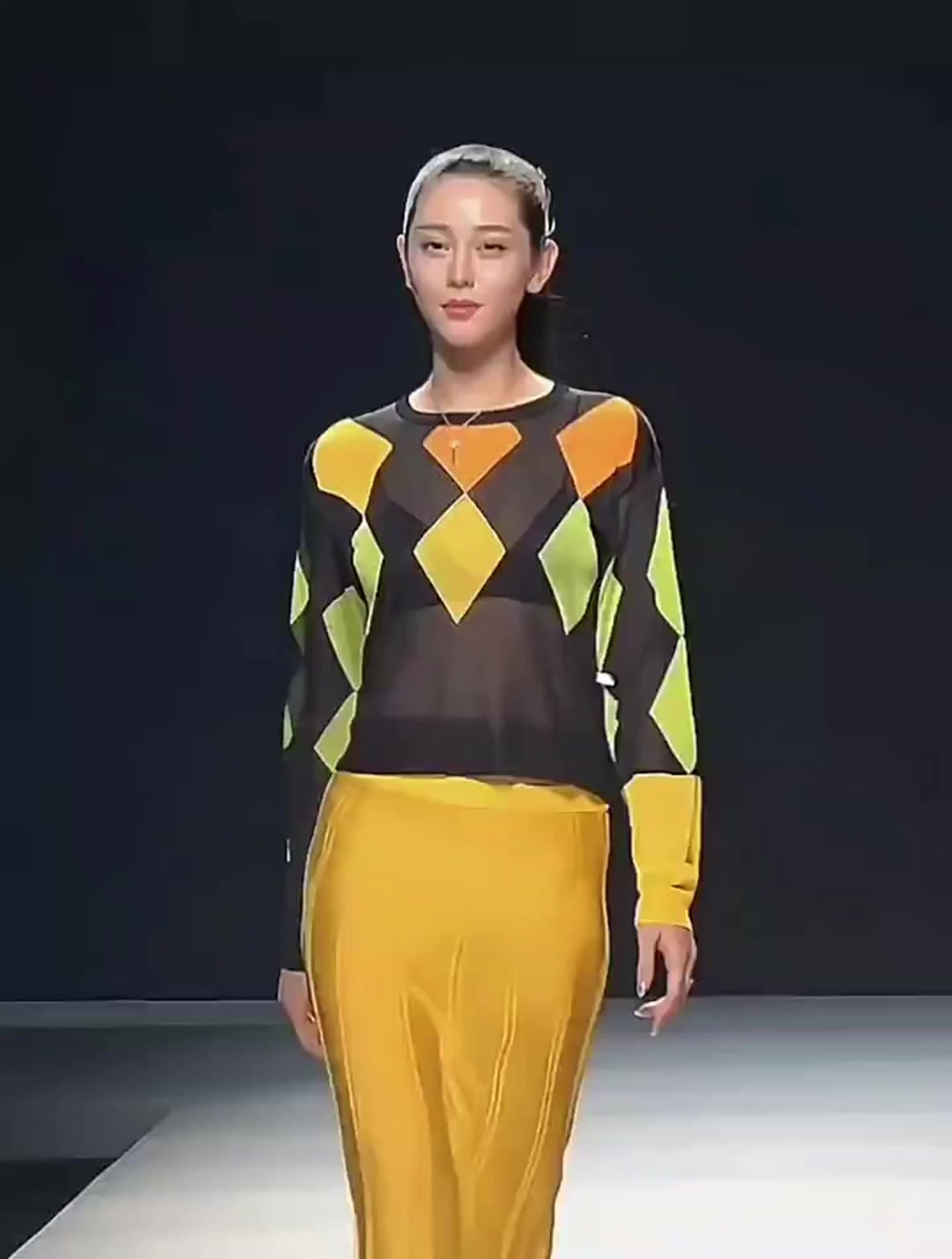 超模走秀现场,每一个都堪称极品,看得我心潮澎湃