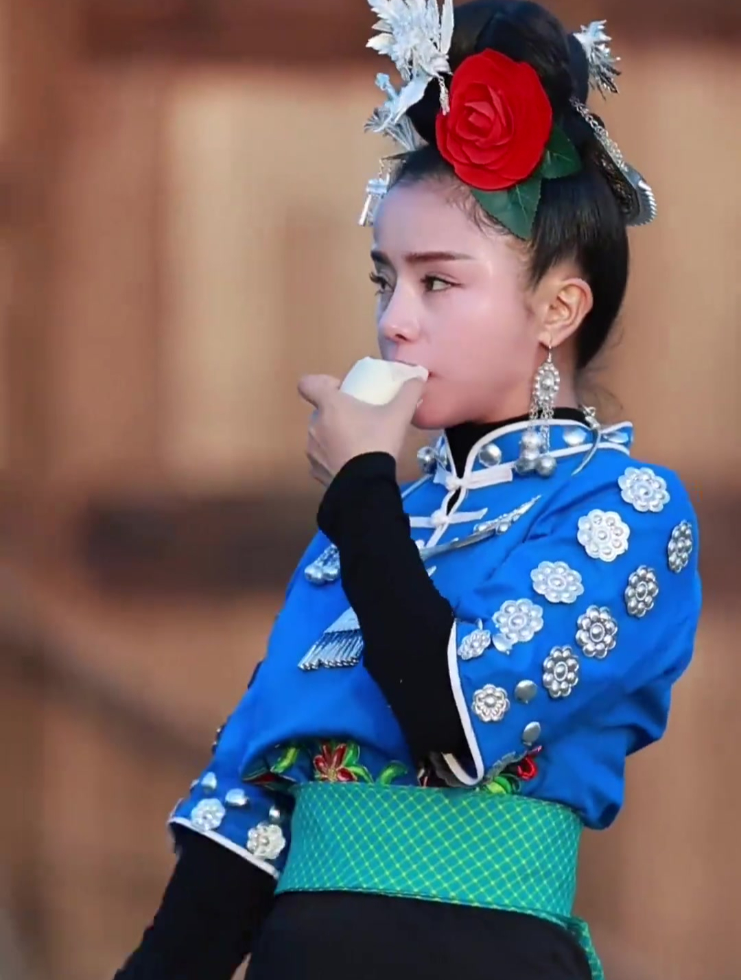 阿哥快过来,我带你们去芦笙场看苗阿妹