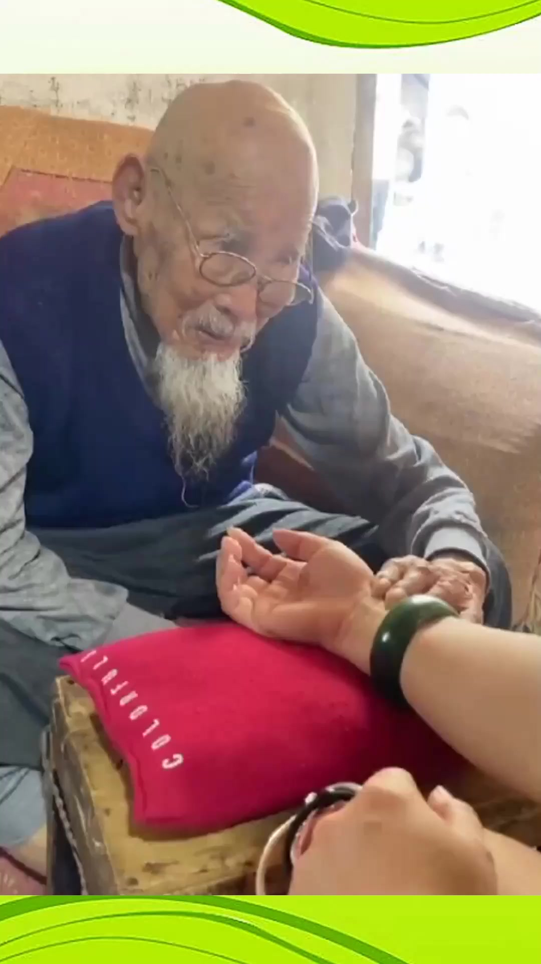 102岁老中医给女友把脉漏出这个表情女友直接慌了