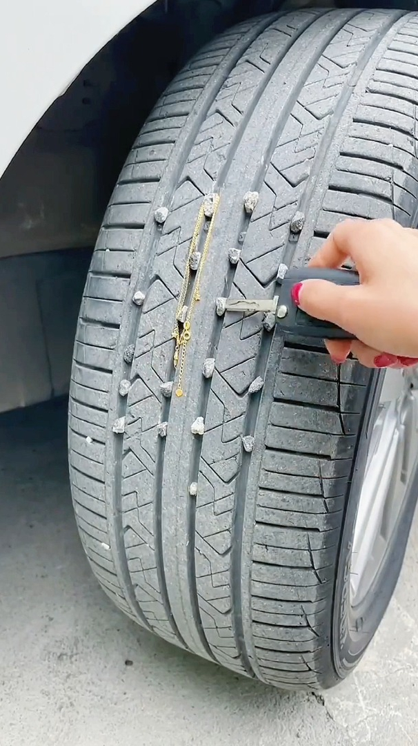 我的天哪,这是什么样的运气,轮胎上卡着一条黄金项链,羡慕-度小视
