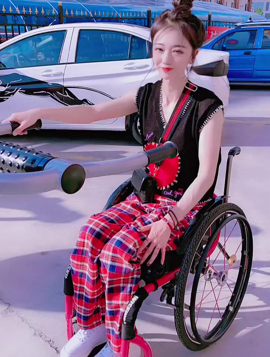 轮椅姑娘坐轮椅八年了不知道此生还能感受到脚踩在地上的感觉吗