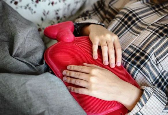 女儿朋友圈配文"痛经好难受",妈妈的评论让她难堪,字字戳心